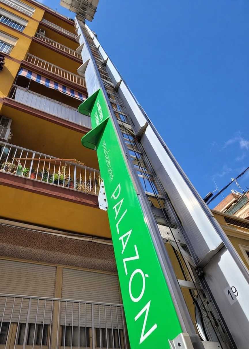 Elevador telescópico de Mudanzas Palazón trabajando en un edificio de Elche.